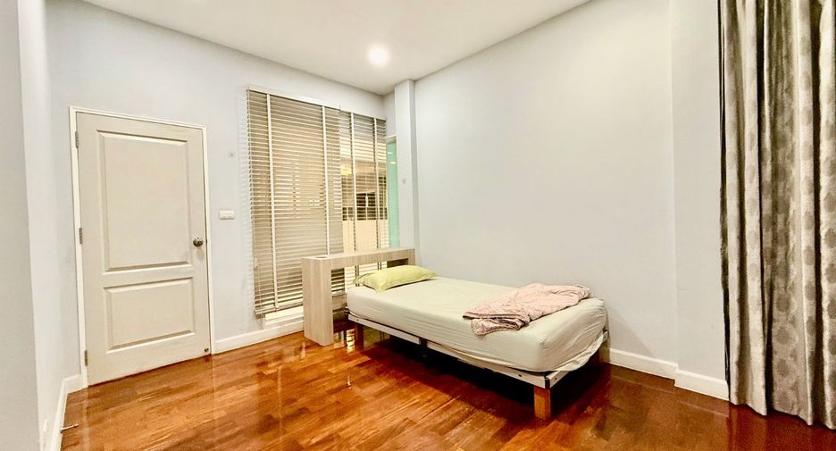For sale 4 bedrooms house in Saphan Sung, Bangkok