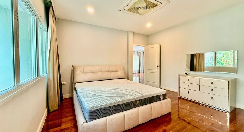 For sale 4 bedrooms house in Saphan Sung, Bangkok