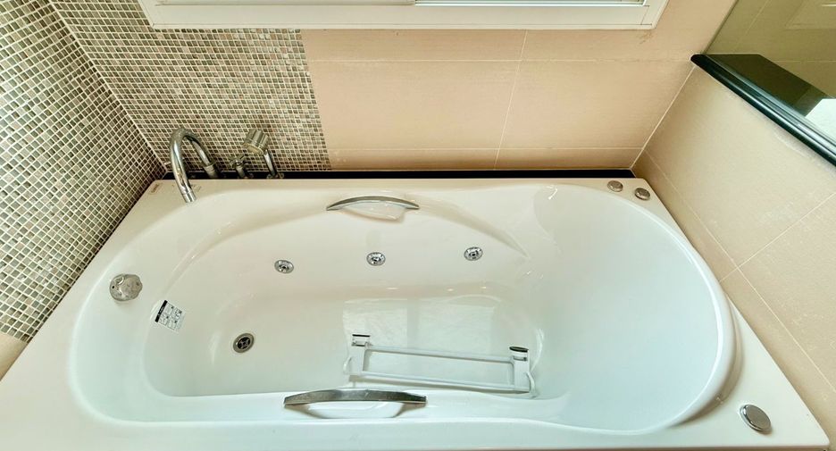 For sale 4 bedrooms house in Saphan Sung, Bangkok