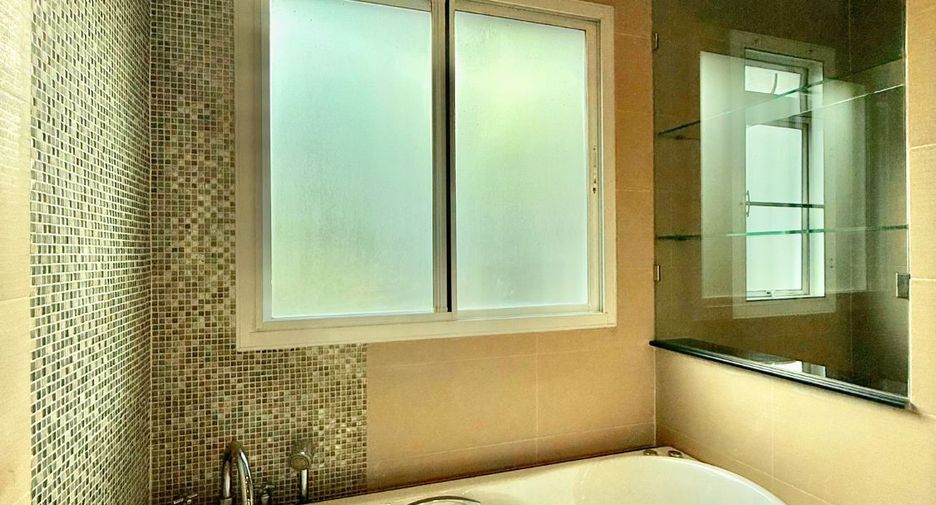 For sale 4 bedrooms house in Saphan Sung, Bangkok