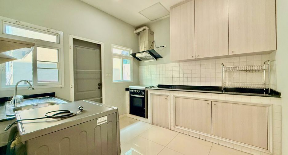 For sale 4 bedrooms house in Saphan Sung, Bangkok
