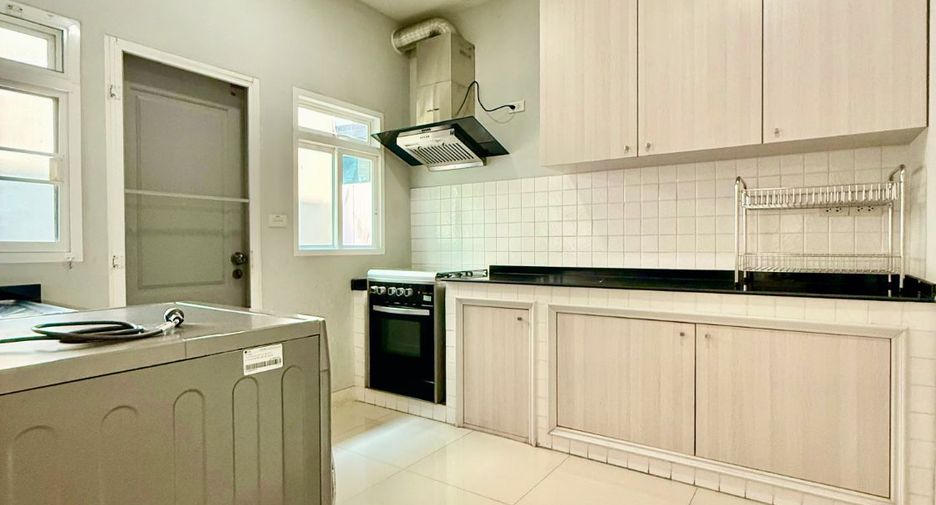 For sale 4 bedrooms house in Saphan Sung, Bangkok