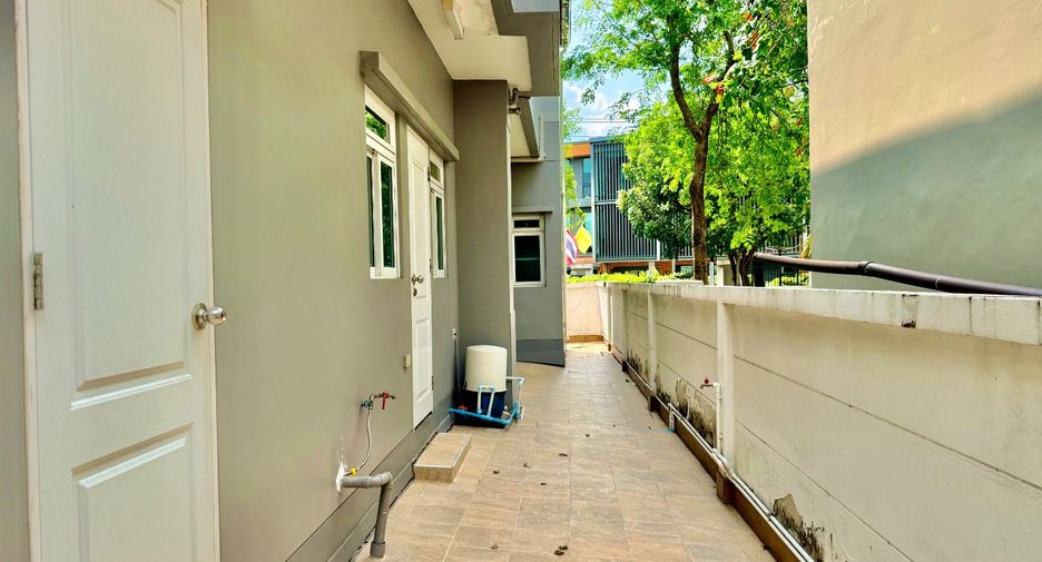 For sale 4 bedrooms house in Saphan Sung, Bangkok
