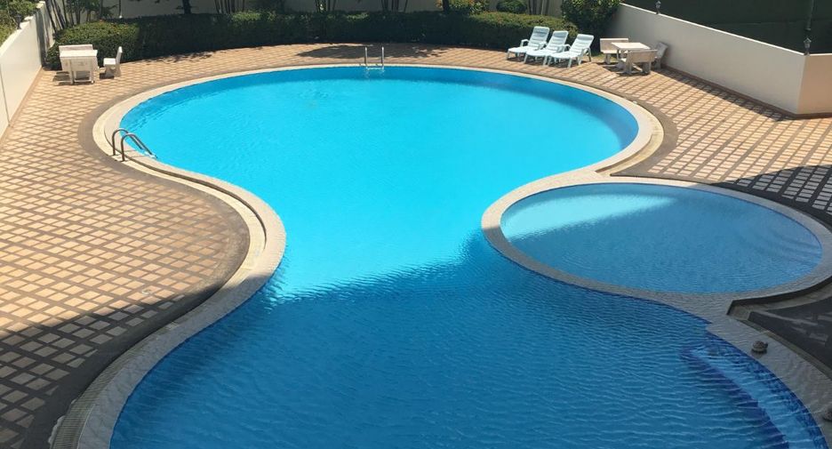 For sale 4 bedrooms condo in Watthana, Bangkok