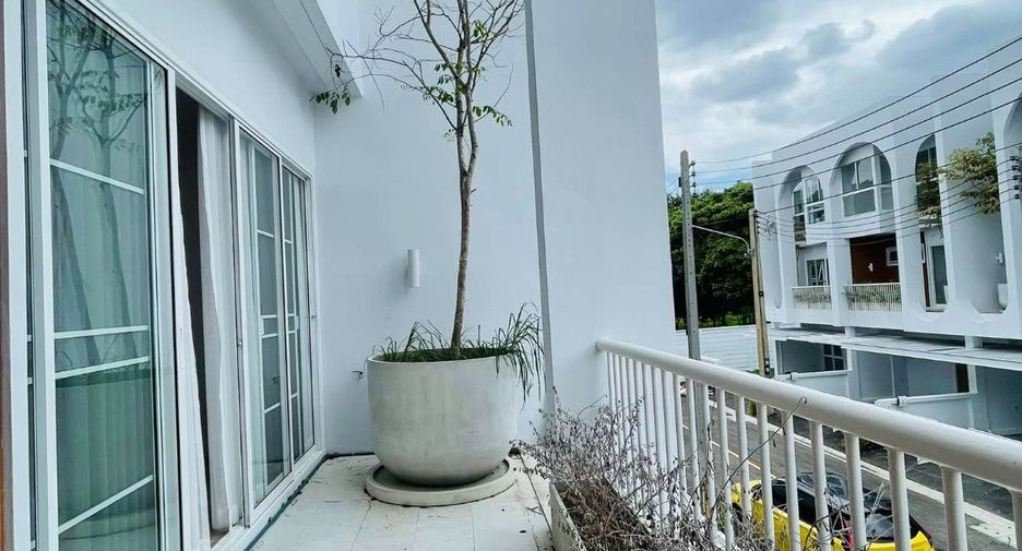For rent 3 bedrooms townhouse in Mueang Chiang Mai, Chiang Mai