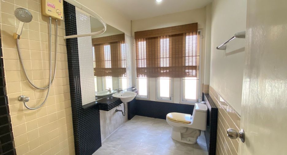 For rent 3 bedrooms house in Watthana, Bangkok