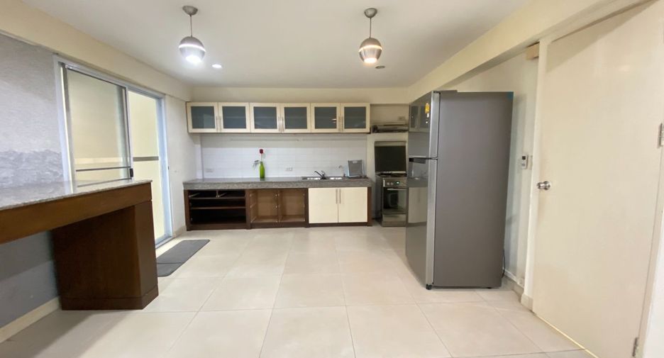 For rent 3 bedrooms house in Watthana, Bangkok