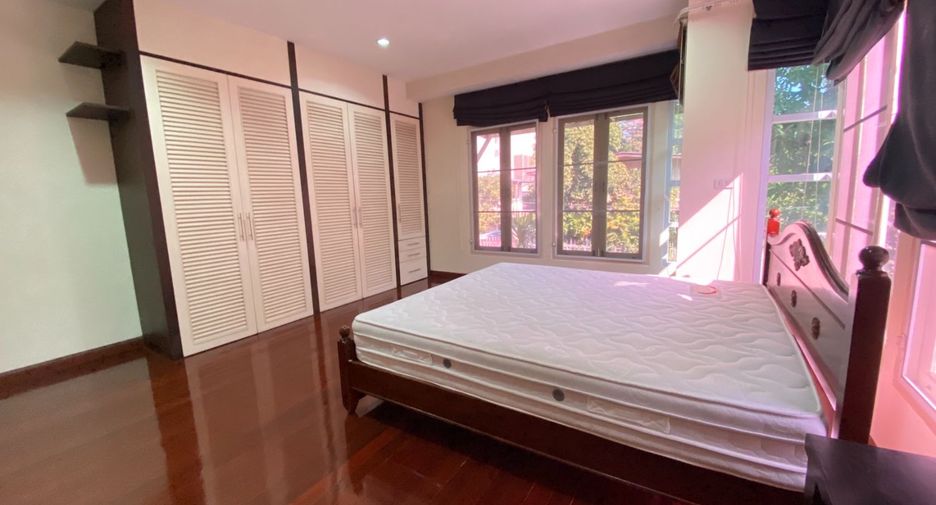 For rent 3 bedrooms house in Watthana, Bangkok