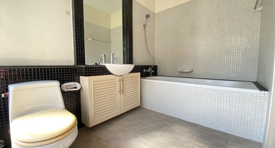 For rent 3 bedrooms house in Watthana, Bangkok