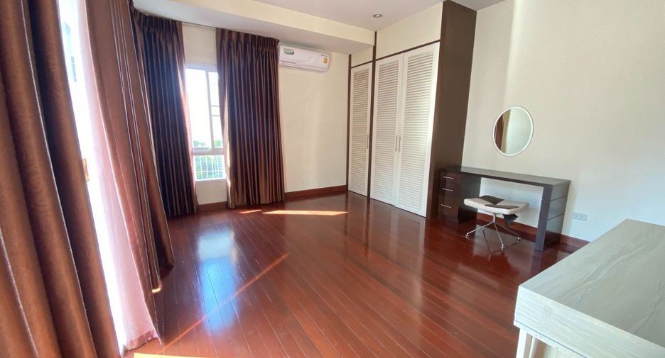 For rent 3 bedrooms house in Watthana, Bangkok