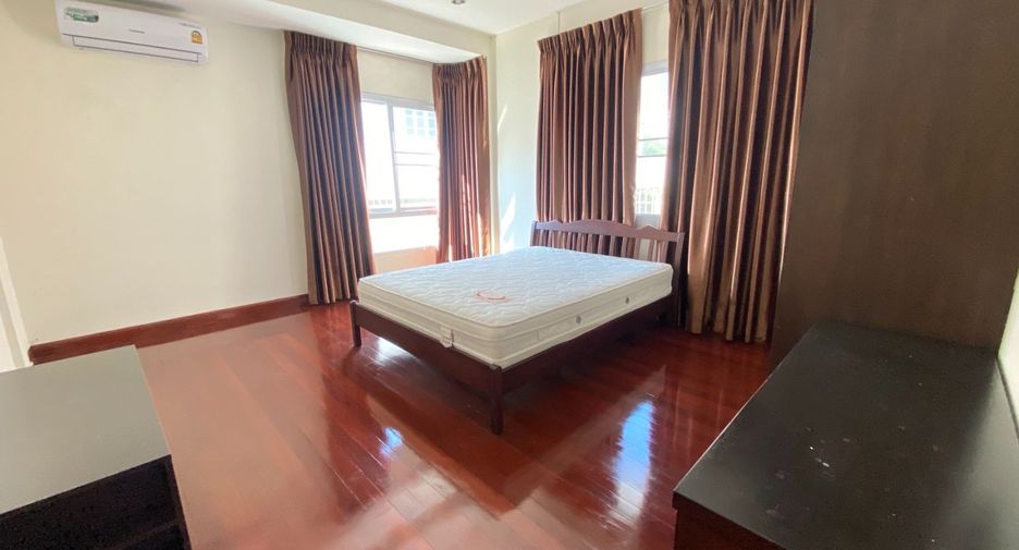 For rent 3 bedrooms house in Watthana, Bangkok