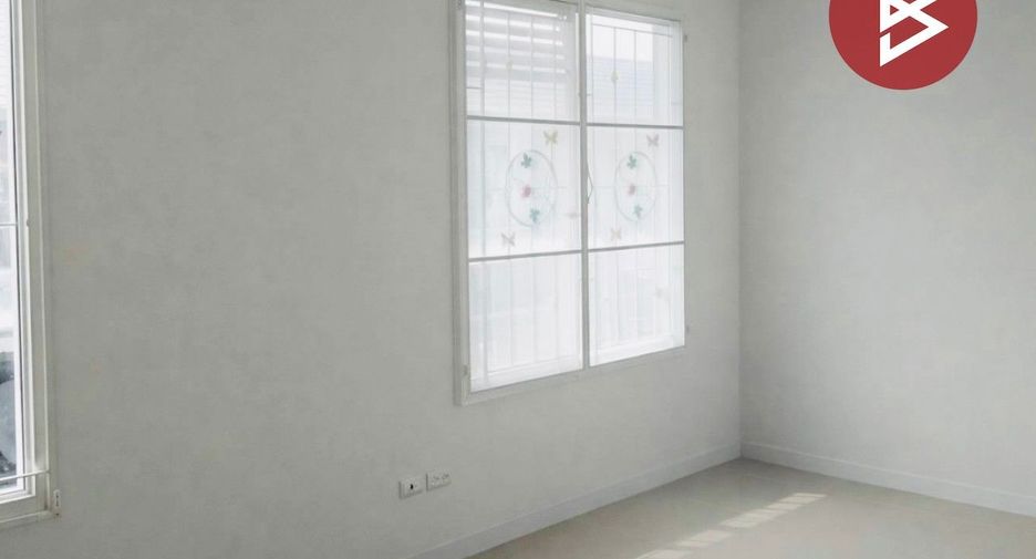 Casa adosada en venta de 3 habitaciones en Bang Phli, Samut Prakan
