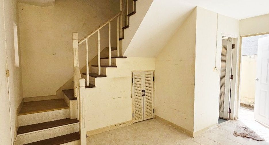 Casa adosada en venta de 3 habitaciones en Phra Samut Chedi, Samut Prakan