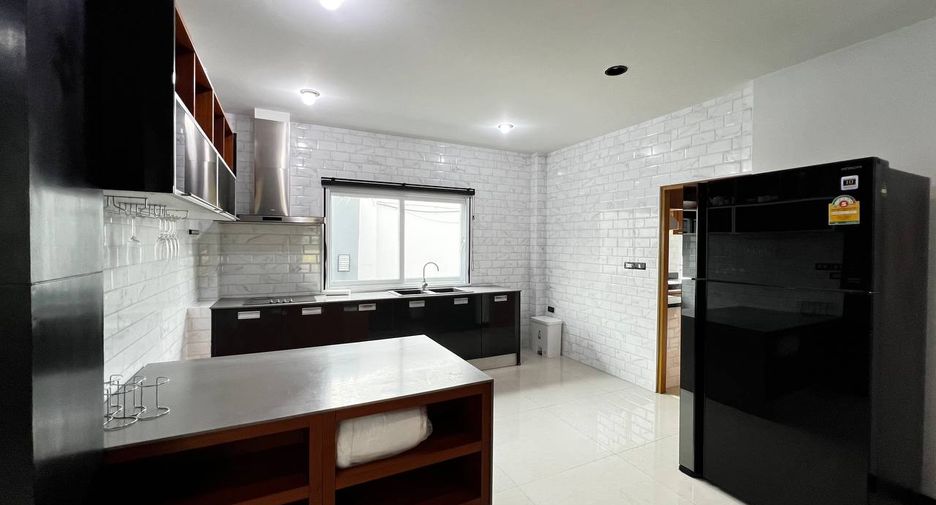 For rent 4 bedrooms villa in Bang Lamung, Chonburi