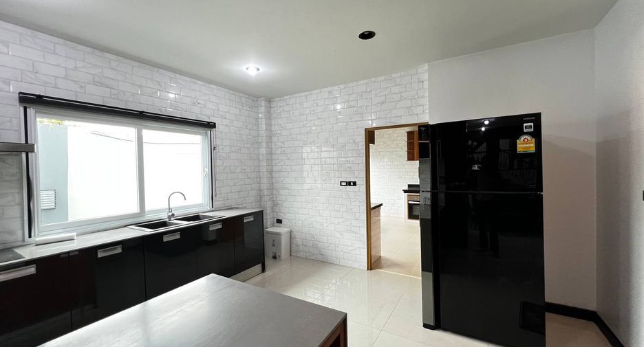 For rent 4 bedrooms villa in Bang Lamung, Chonburi