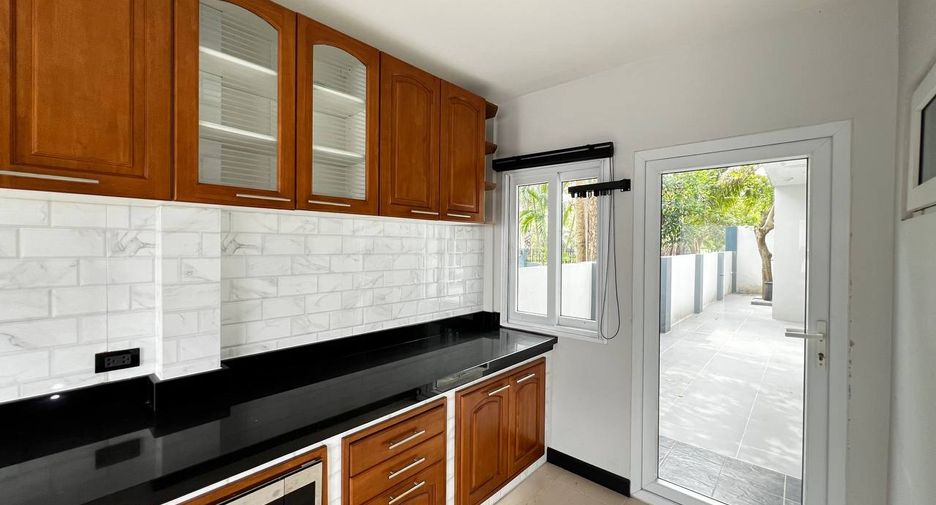 For rent 4 bedrooms villa in Bang Lamung, Chonburi