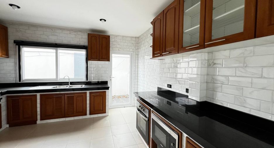 For rent 4 bedrooms villa in Bang Lamung, Chonburi