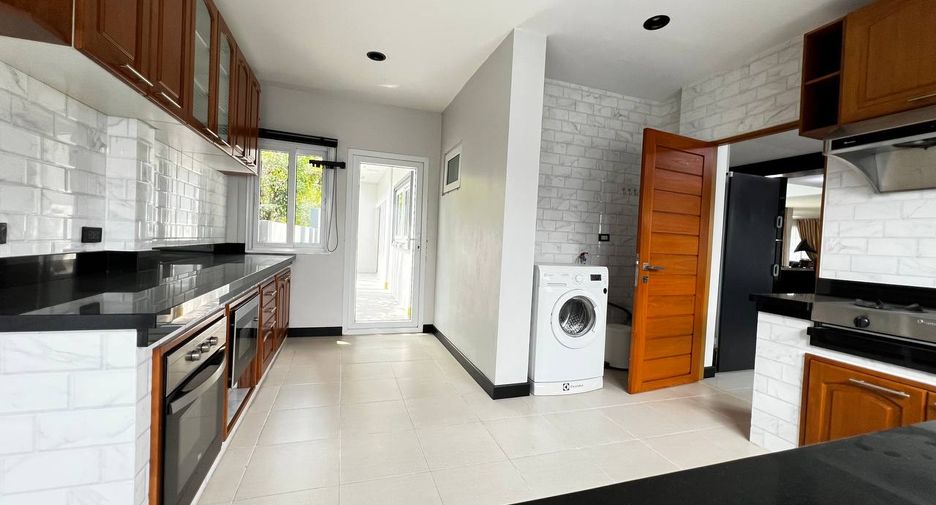 For rent 4 bedrooms villa in Bang Lamung, Chonburi