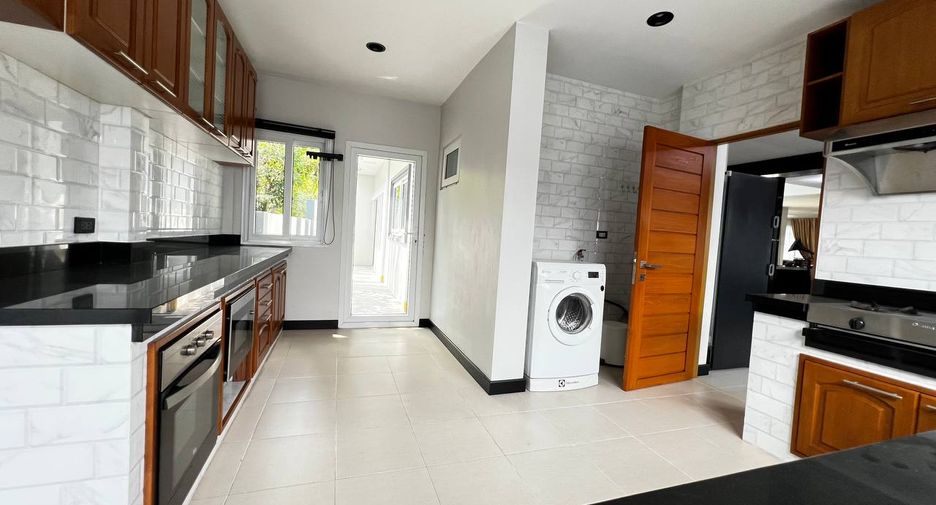For rent 4 bedrooms villa in Bang Lamung, Chonburi