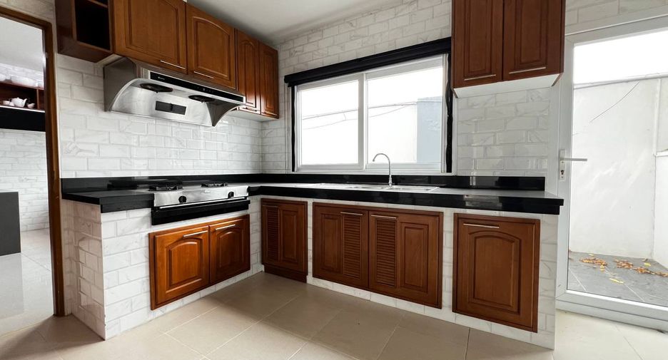 For rent 4 bedrooms villa in Bang Lamung, Chonburi