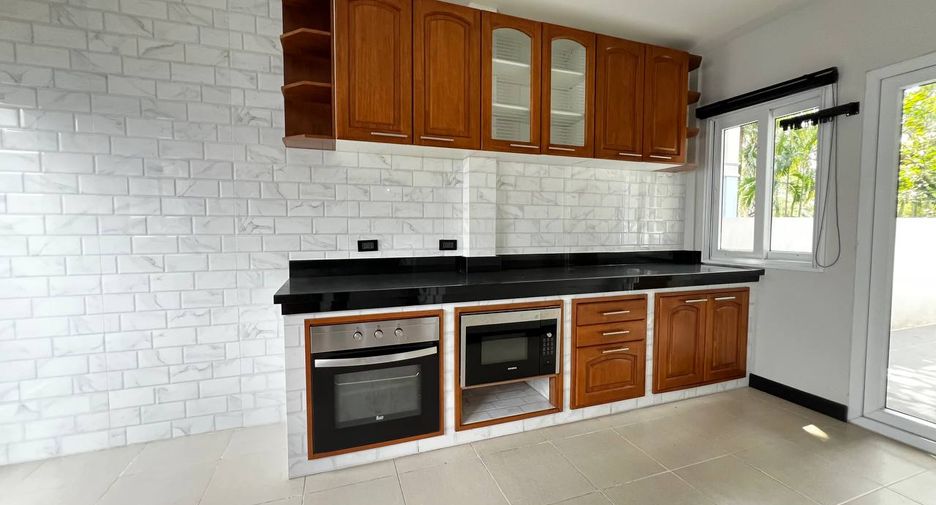 For rent 4 bedrooms villa in Bang Lamung, Chonburi