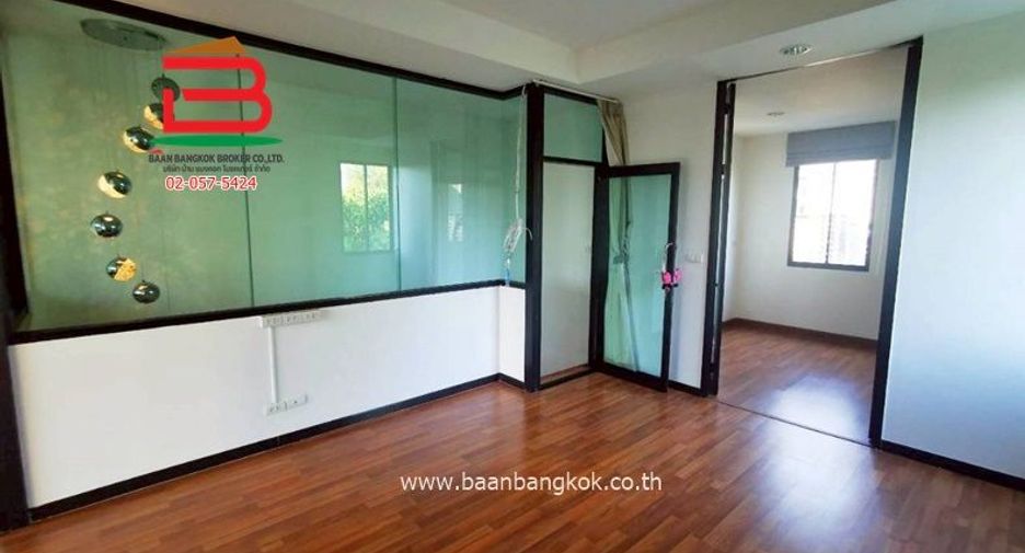 À vendre 4 chambres bureau à Lat Phrao, Bangkok