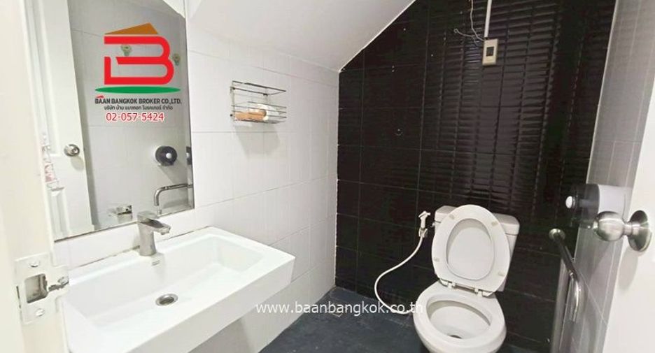 À vendre 4 chambres bureau à Lat Phrao, Bangkok