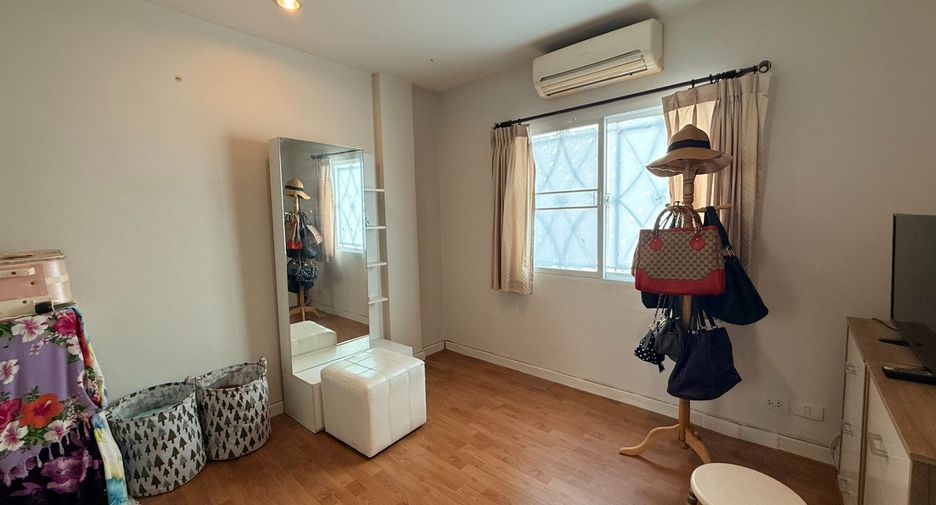 Reihenhaus zum Kauf mit 3 Zimmer in Phasi Charoen, Bangkok