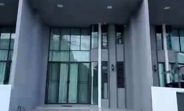 Casa adosada en alquiler de 5 habitaciones en Bang Khen, Bangkok