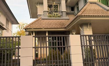Casa en alquiler de 3 habitaciones en Phra Khanong, Bangkok