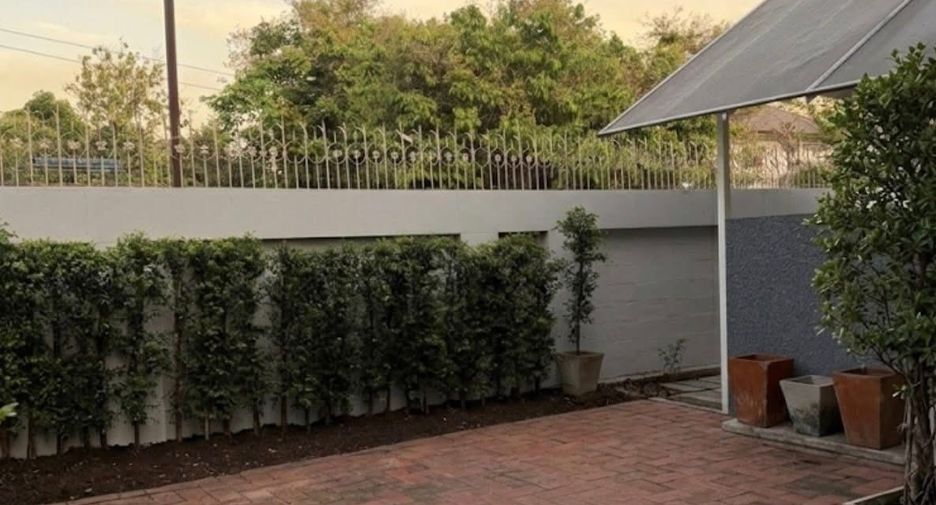 For rent 3 bedrooms house in Phra Khanong, Bangkok
