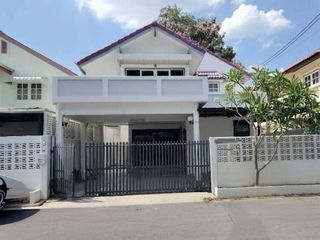 For rent 3 bedrooms house in Huai Khwang, Bangkok