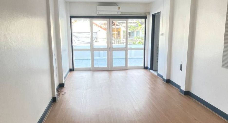 For rent 3 ベッドルーム house in Huai Khwang, Bangkok