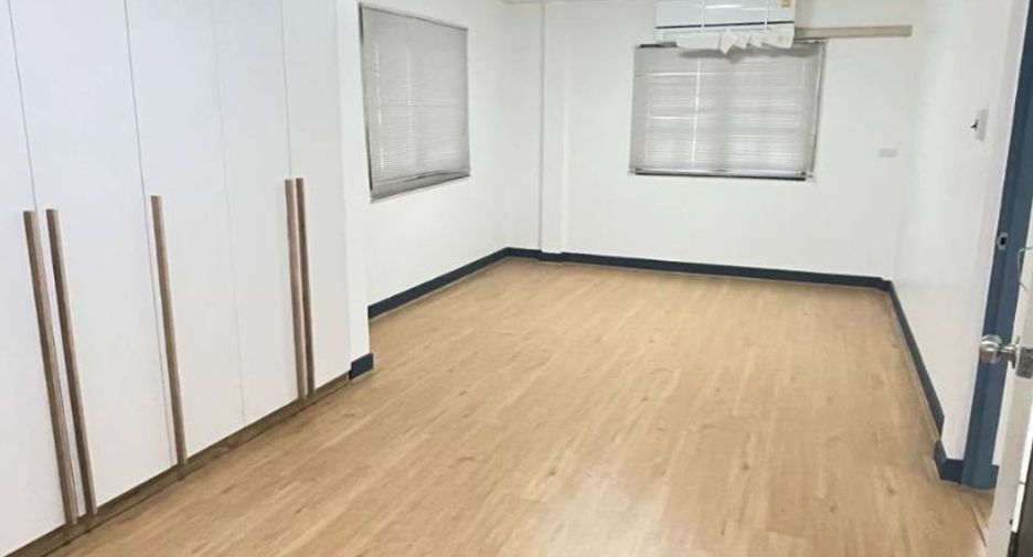 For rent 3 ベッドルーム house in Huai Khwang, Bangkok