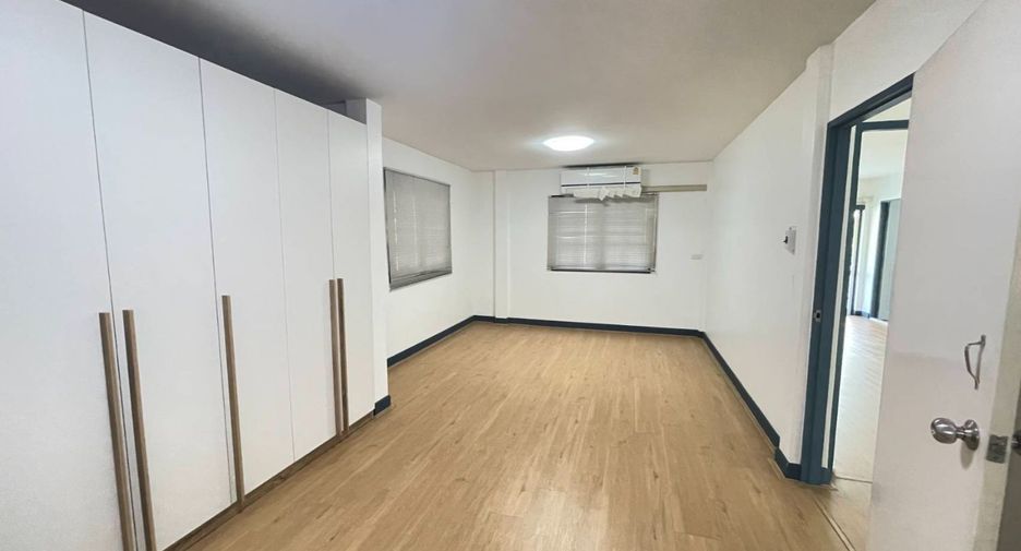 For rent 3 ベッドルーム house in Huai Khwang, Bangkok
