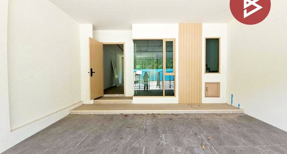 À vendre 4 chambres maison de ville à Mueang Chon Buri, Chonburi