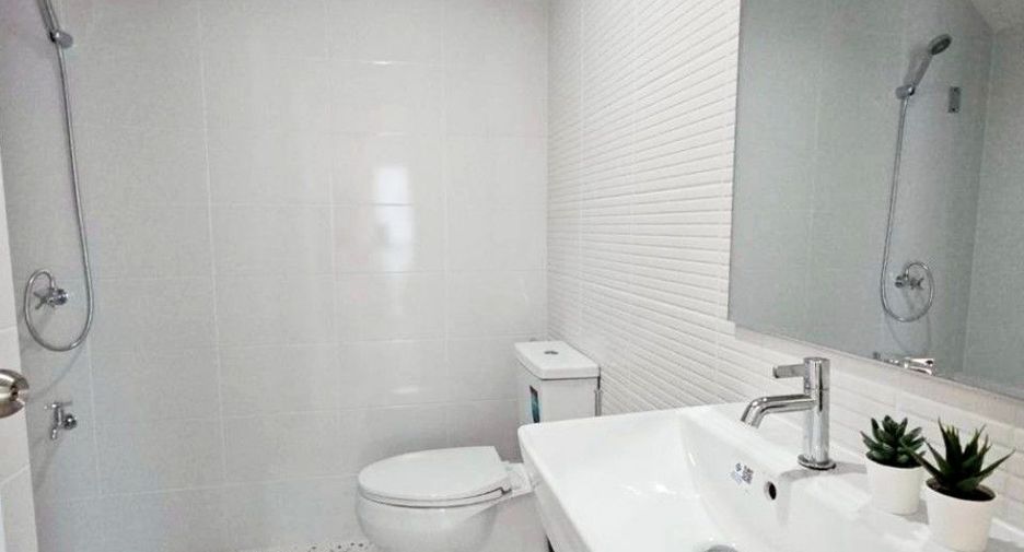 À vendre 4 chambres maison de ville à Mueang Chon Buri, Chonburi