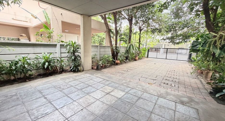 For sale 4 bedrooms house in Suan Luang, Bangkok