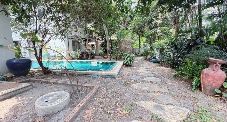 For sale 4 bedrooms house in Suan Luang, Bangkok