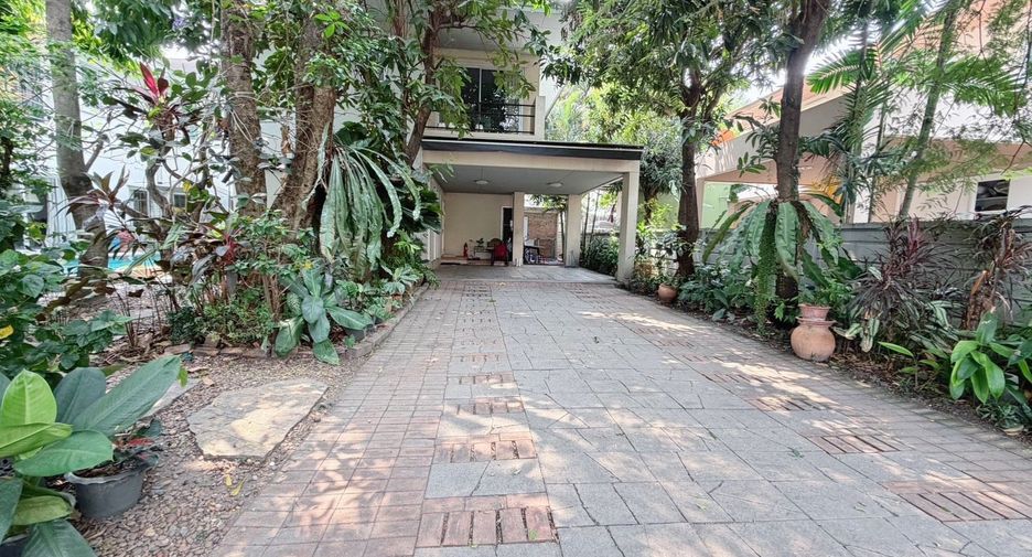 For sale 4 bedrooms house in Suan Luang, Bangkok