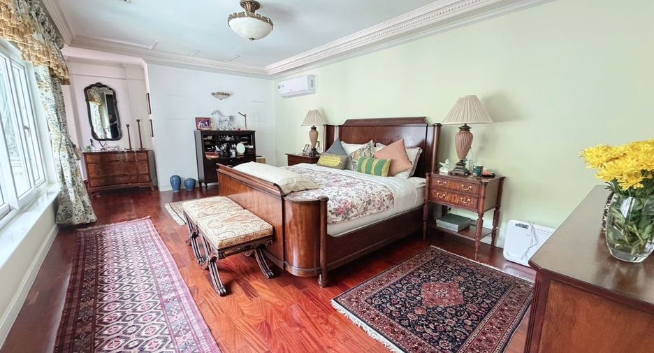 For sale 4 bedrooms house in Suan Luang, Bangkok
