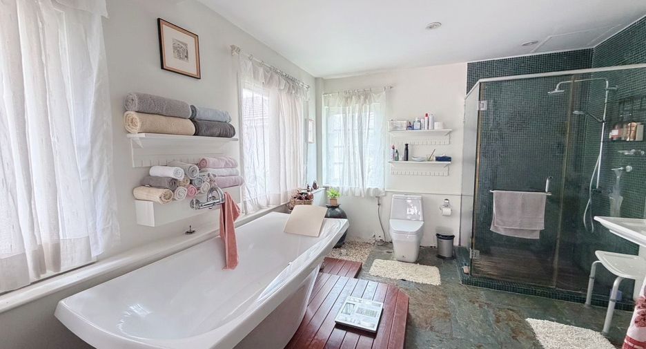 For sale 4 bedrooms house in Suan Luang, Bangkok