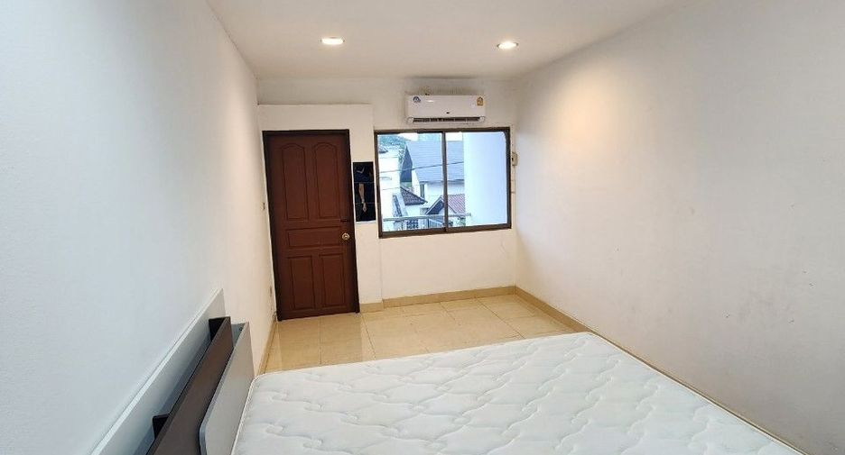 For rent 4 bedrooms townhouse in Phra Khanong, Bangkok