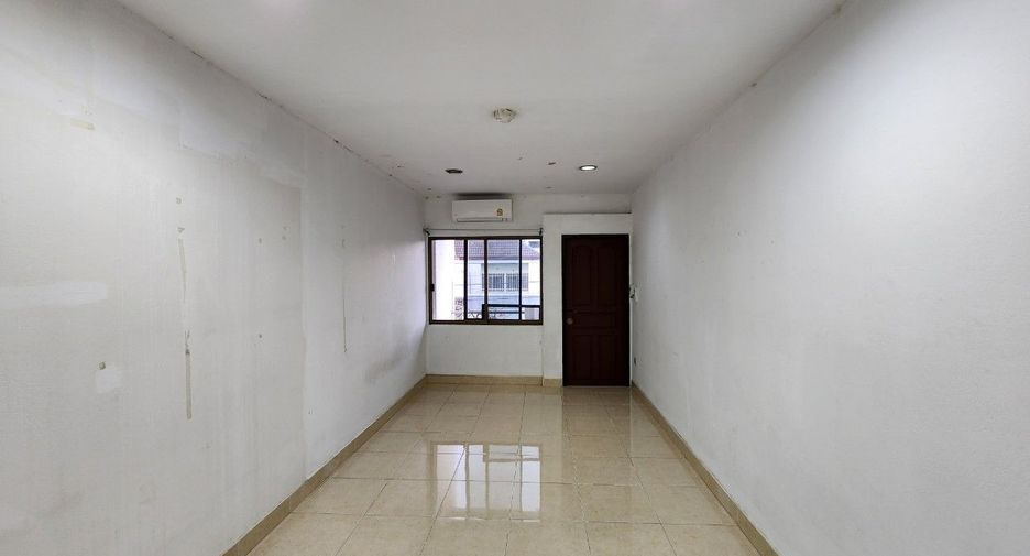 For rent 4 bedrooms townhouse in Phra Khanong, Bangkok