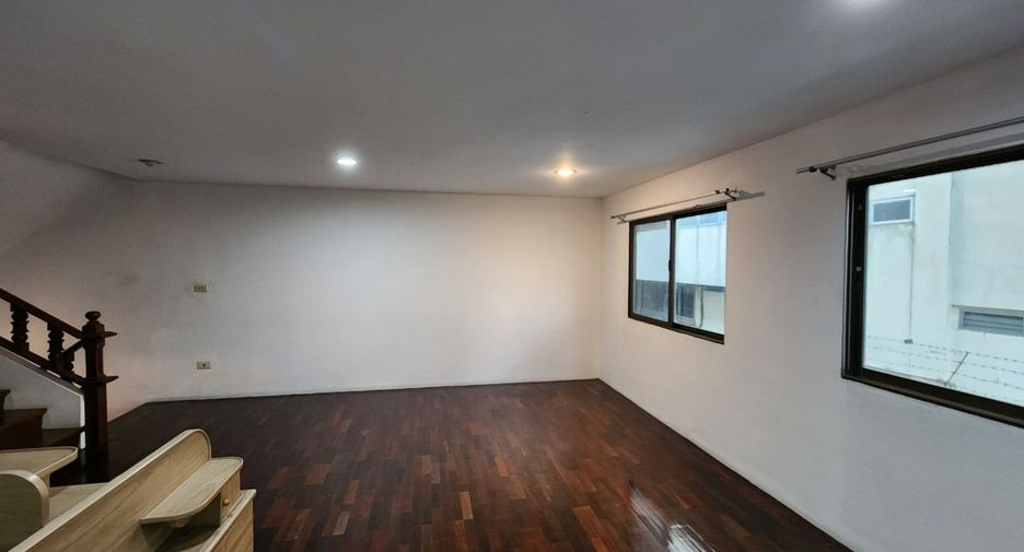 For rent 4 bedrooms townhouse in Phra Khanong, Bangkok