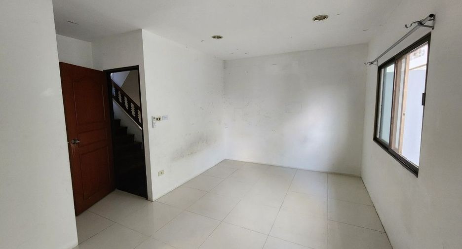 For rent 4 bedrooms townhouse in Phra Khanong, Bangkok