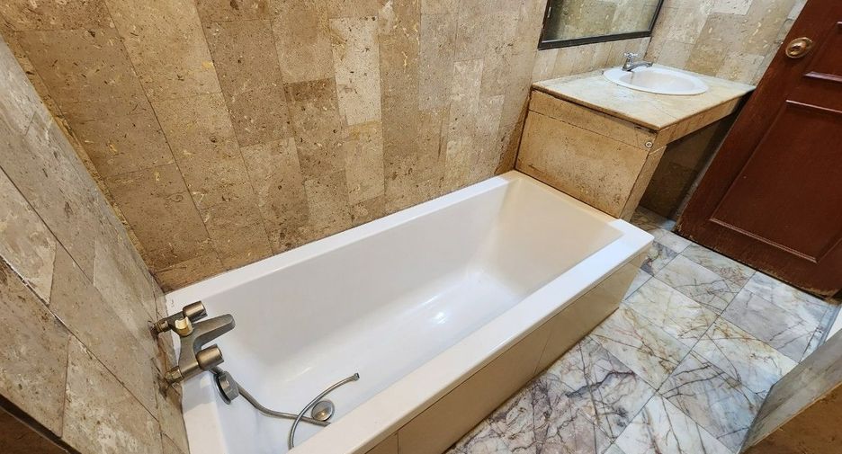 For rent 4 bedrooms townhouse in Phra Khanong, Bangkok