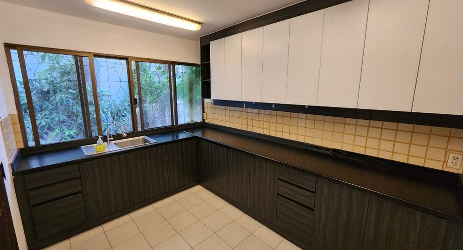 For rent 4 bedrooms townhouse in Phra Khanong, Bangkok