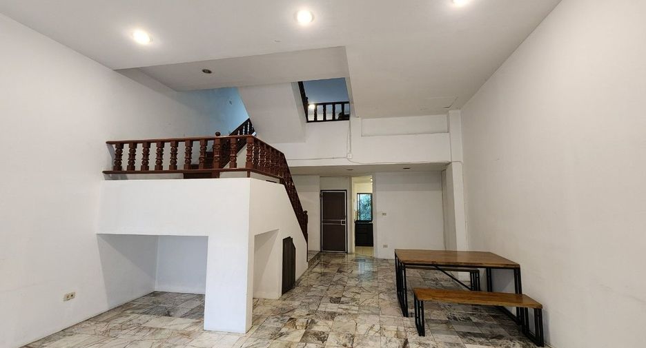 For rent 4 bedrooms townhouse in Phra Khanong, Bangkok