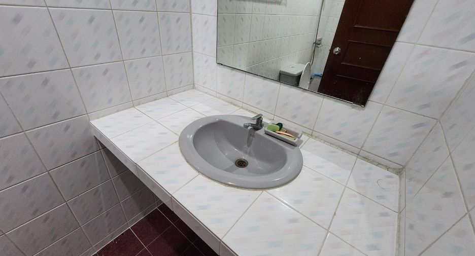 For rent 4 bedrooms townhouse in Phra Khanong, Bangkok